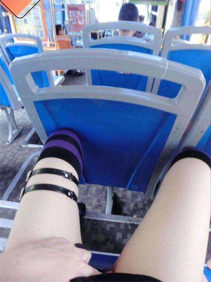 公交车上发骚的美女[23P]