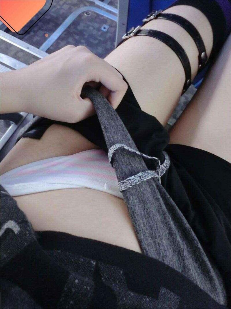 公交车上发骚的美女[23P]