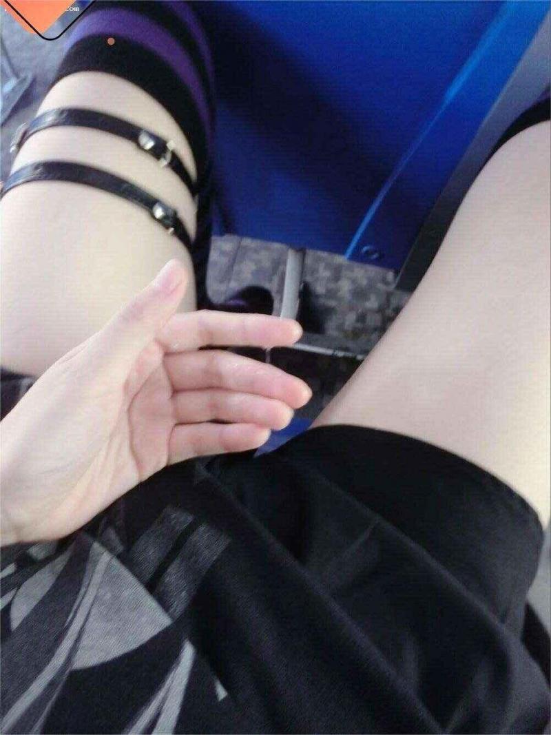 公交车上发骚的美女[23P]