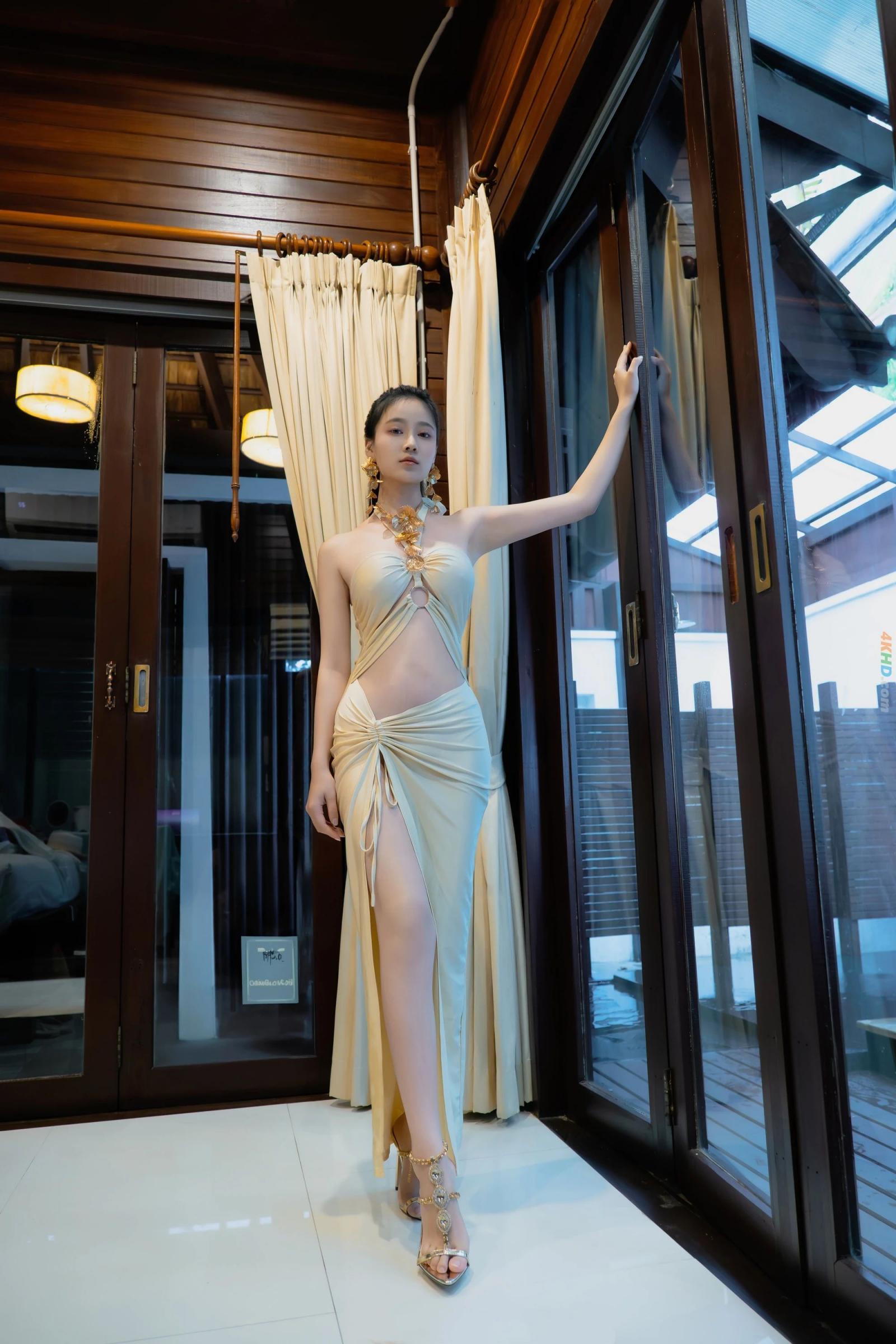 海边维纳斯，金色礼服将女性气质和古典神话与现代时尚完美融合