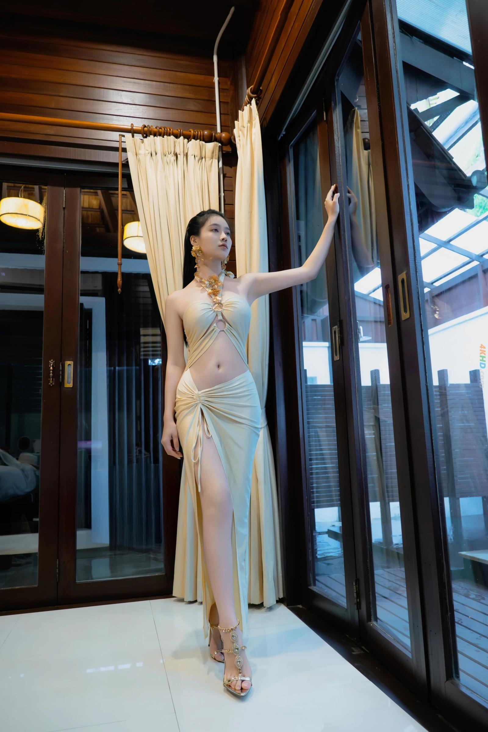 海边维纳斯，金色礼服将女性气质和古典神话与现代时尚完美融合