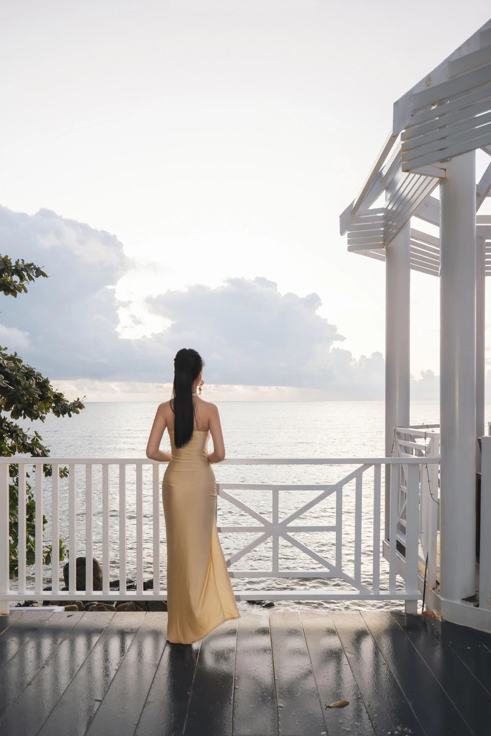 海边维纳斯，金色礼服将女性气质和古典神话与现代时尚完美融合