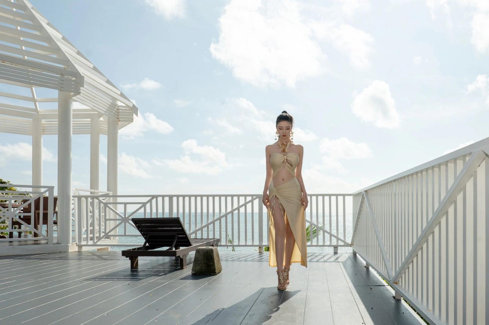 海边维纳斯，金色礼服将女性气质和古典神话与现代时尚完美融合