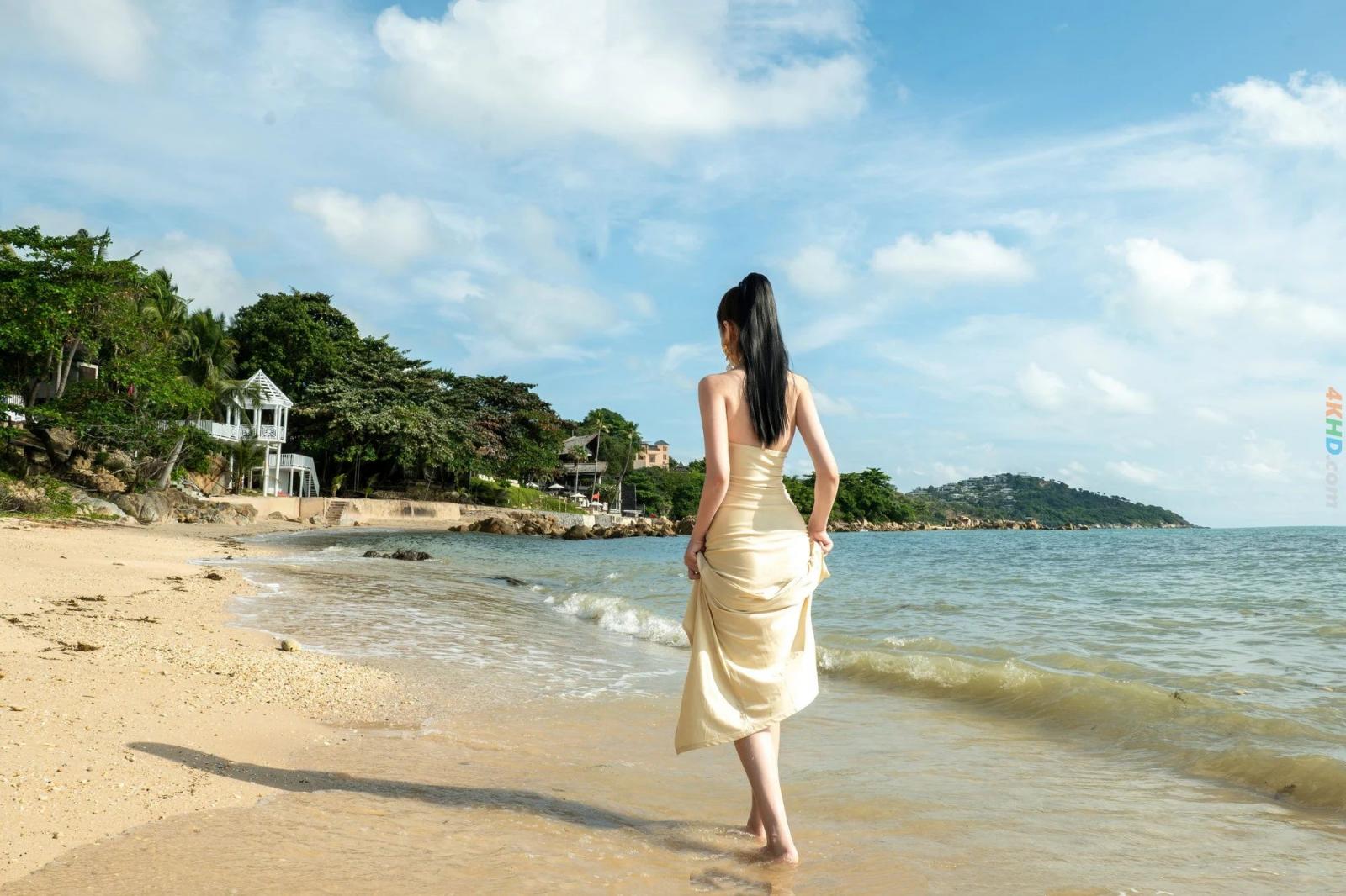 海边维纳斯，金色礼服将女性气质和古典神话与现代时尚完美融合