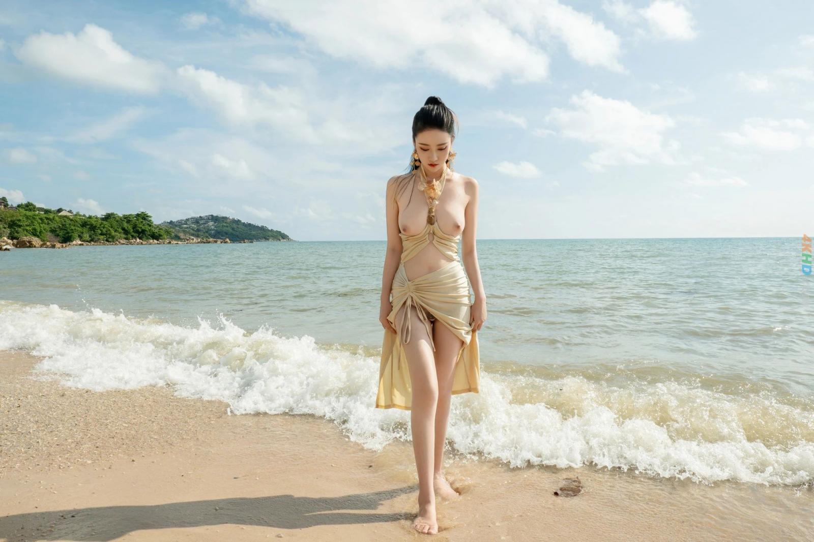 海边维纳斯，金色礼服将女性气质和古典神话与现代时尚完美融合