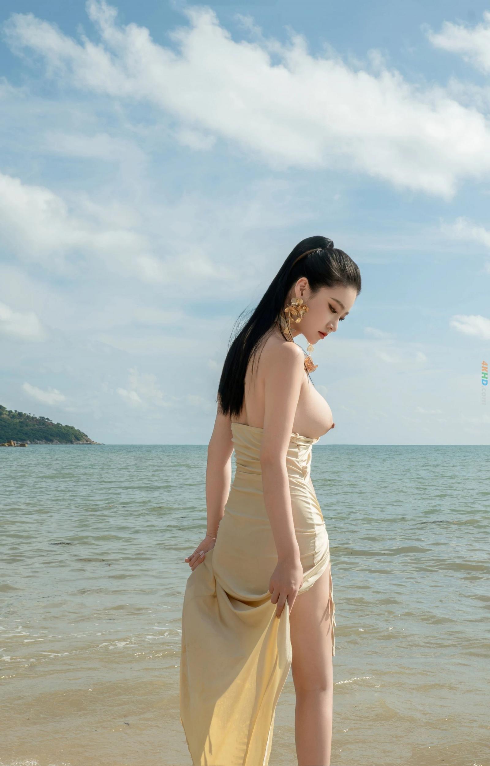 海边维纳斯，金色礼服将女性气质和古典神话与现代时尚完美融合