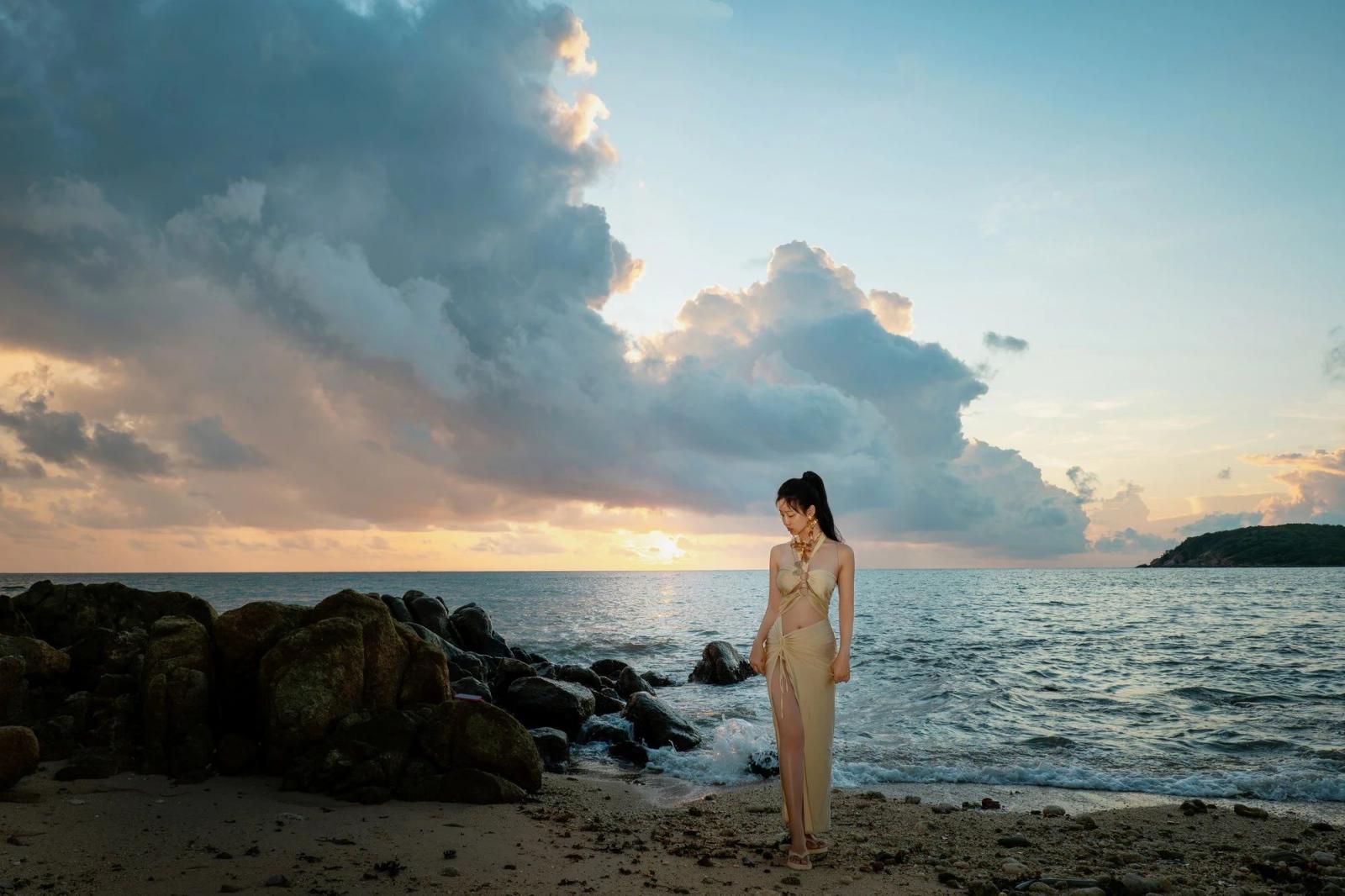 海边维纳斯，金色礼服将女性气质和古典神话与现代时尚完美融合