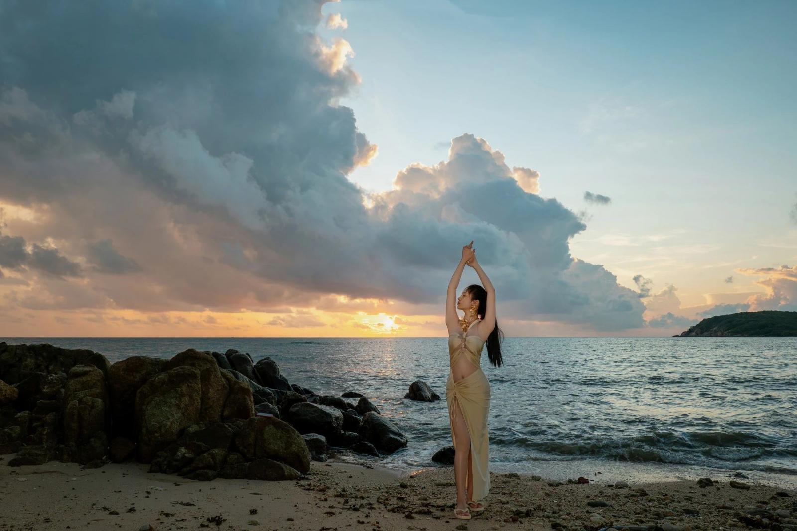 海边维纳斯，金色礼服将女性气质和古典神话与现代时尚完美融合