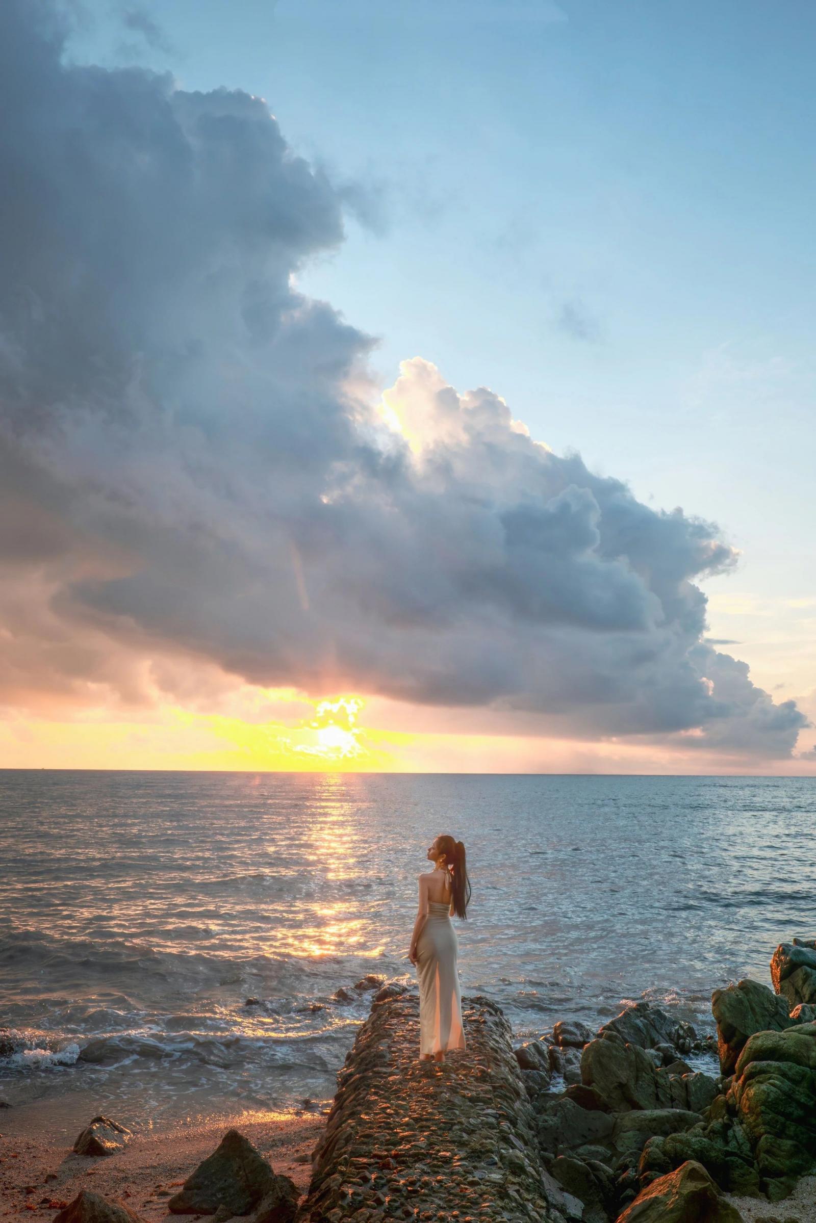 海边维纳斯，金色礼服将女性气质和古典神话与现代时尚完美融合