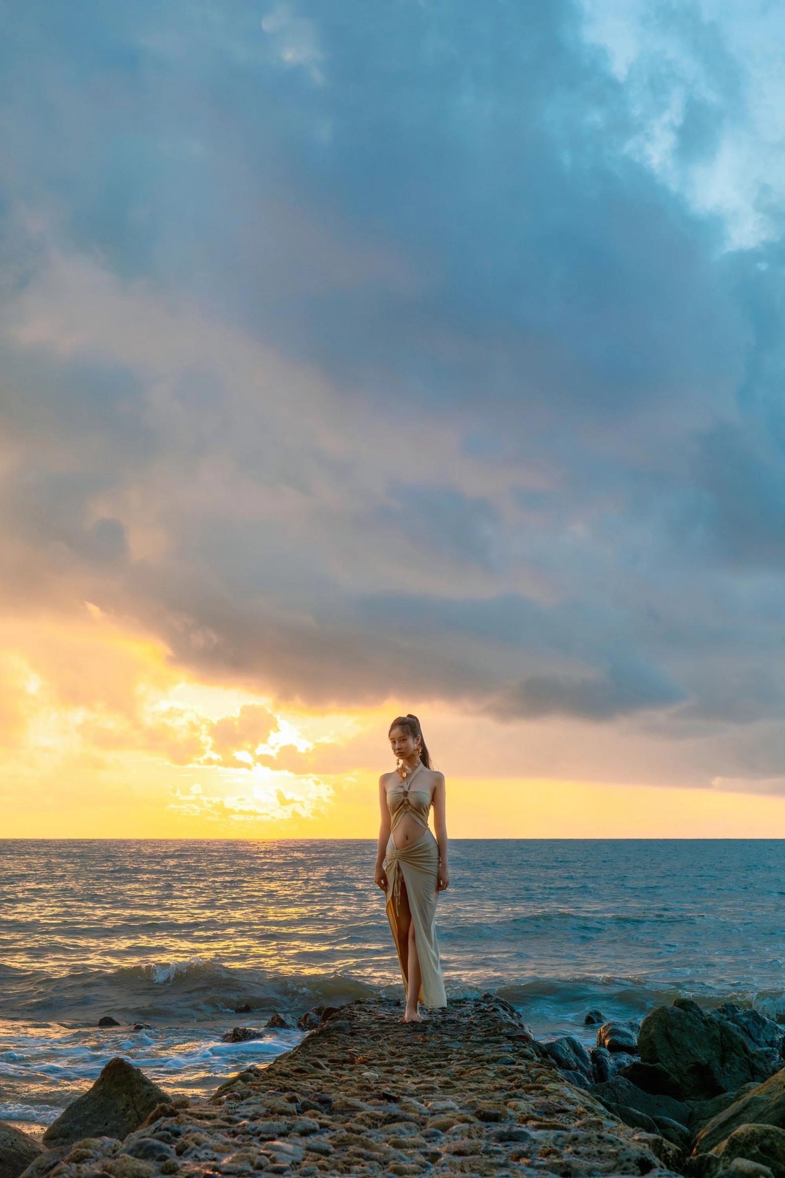 海边维纳斯，金色礼服将女性气质和古典神话与现代时尚完美融合