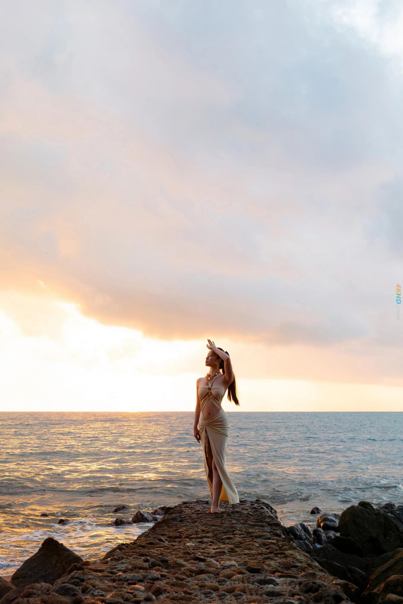 海边维纳斯，金色礼服将女性气质和古典神话与现代时尚完美融合