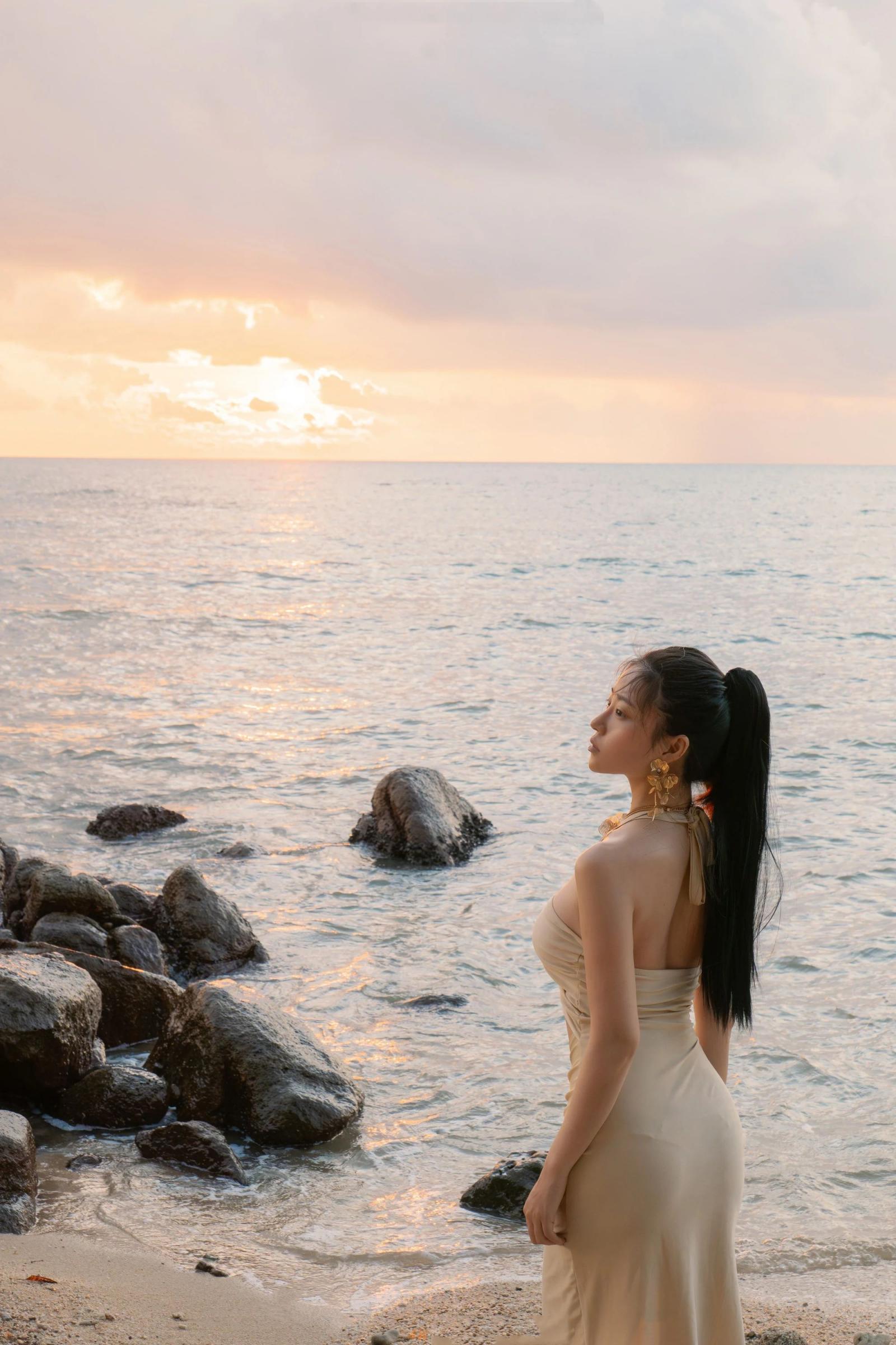 海边维纳斯，金色礼服将女性气质和古典神话与现代时尚完美融合