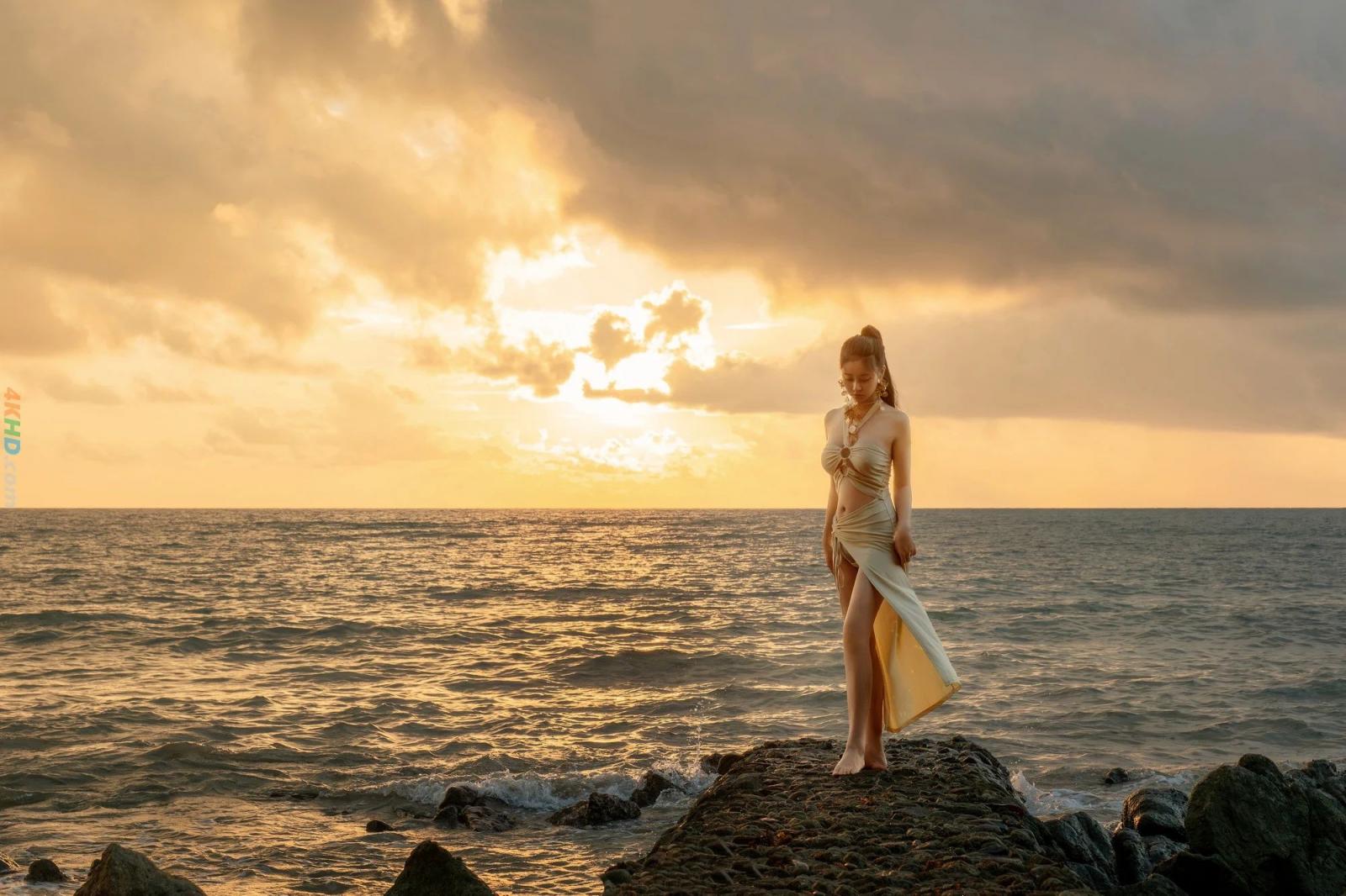 海边维纳斯，金色礼服将女性气质和古典神话与现代时尚完美融合