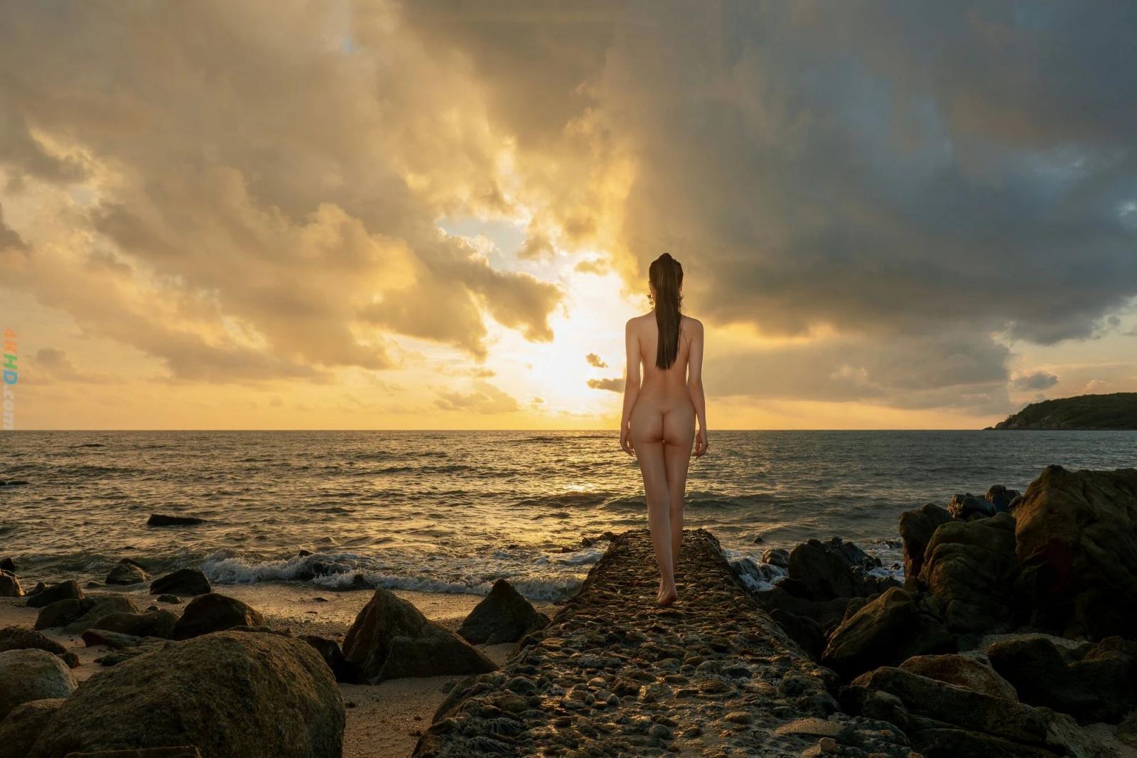 海边维纳斯，金色礼服将女性气质和古典神话与现代时尚完美融合