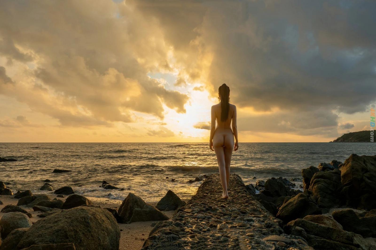 海边维纳斯，金色礼服将女性气质和古典神话与现代时尚完美融合