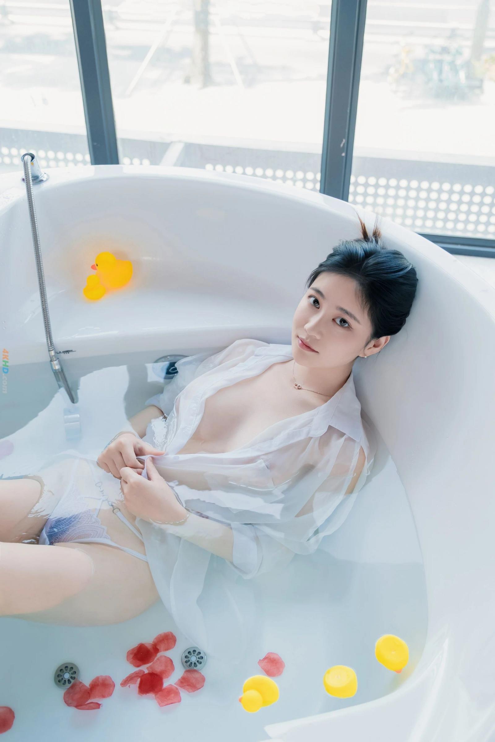 浴女，像剥开壳的鸡蛋，纯洁无暇，如同天鹅般高贵