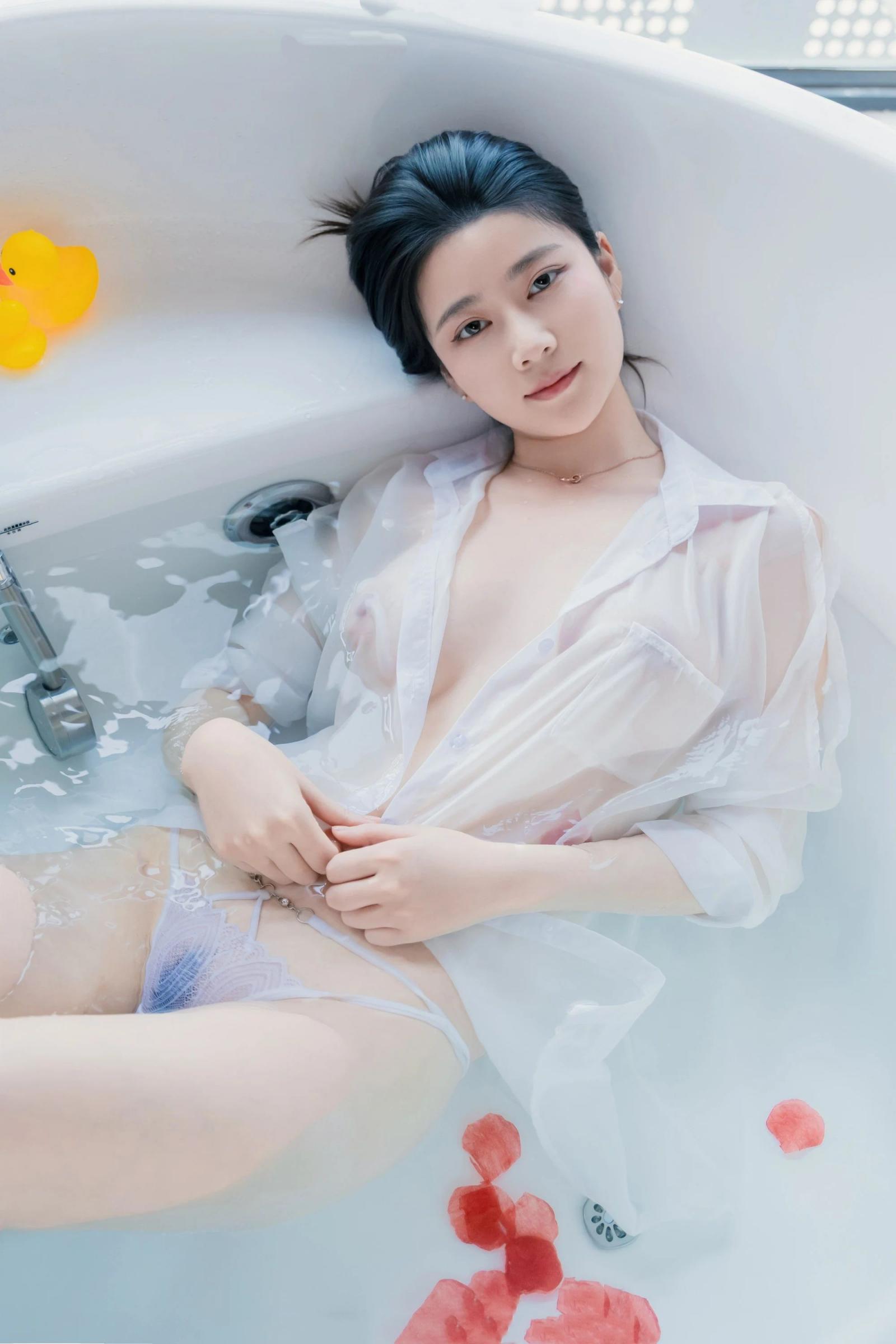 浴女，像剥开壳的鸡蛋，纯洁无暇，如同天鹅般高贵