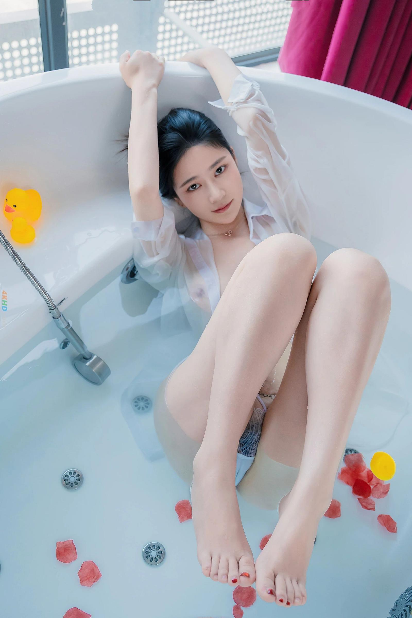 浴女，像剥开壳的鸡蛋，纯洁无暇，如同天鹅般高贵