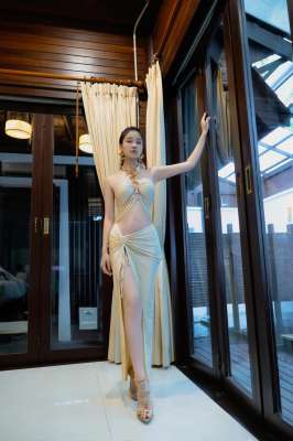 海边维纳斯，金色礼服将女性气质和古典神话与现代时尚完美融合