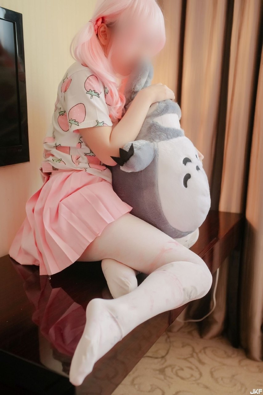 居家粉色头发的女人粉粉嫩嫩