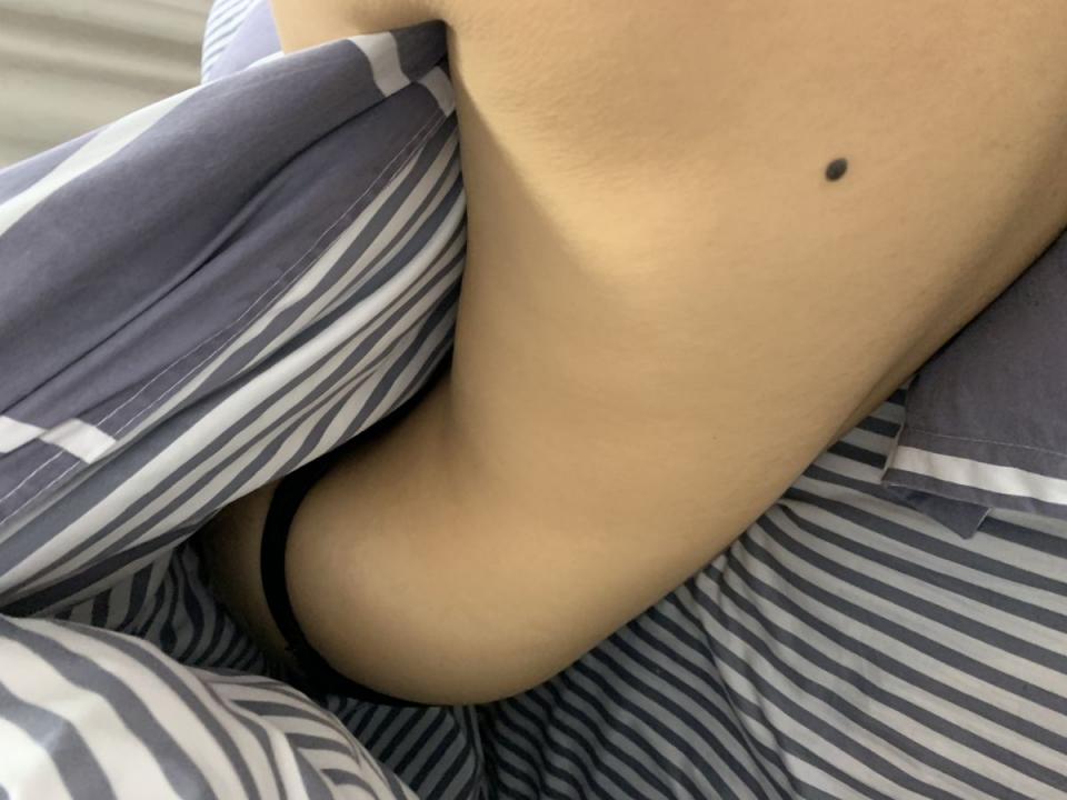 大白屁股一线天的黑鲍鱼