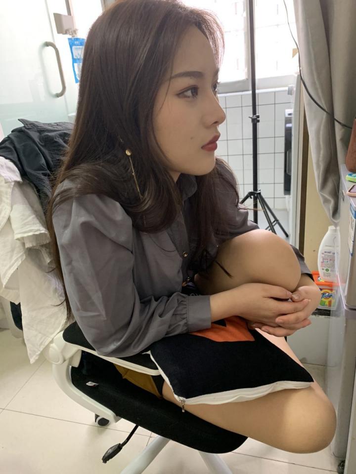 大白屁股一线天的黑鲍鱼