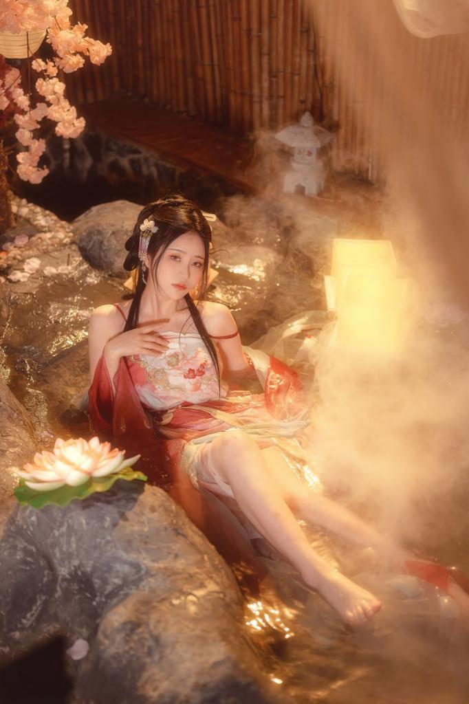 梦醉瑶，手如柔荑肤如凝脂