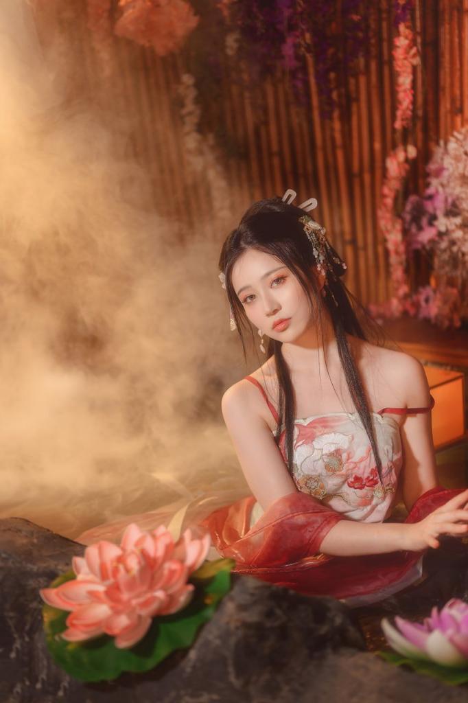 梦醉瑶，手如柔荑肤如凝脂