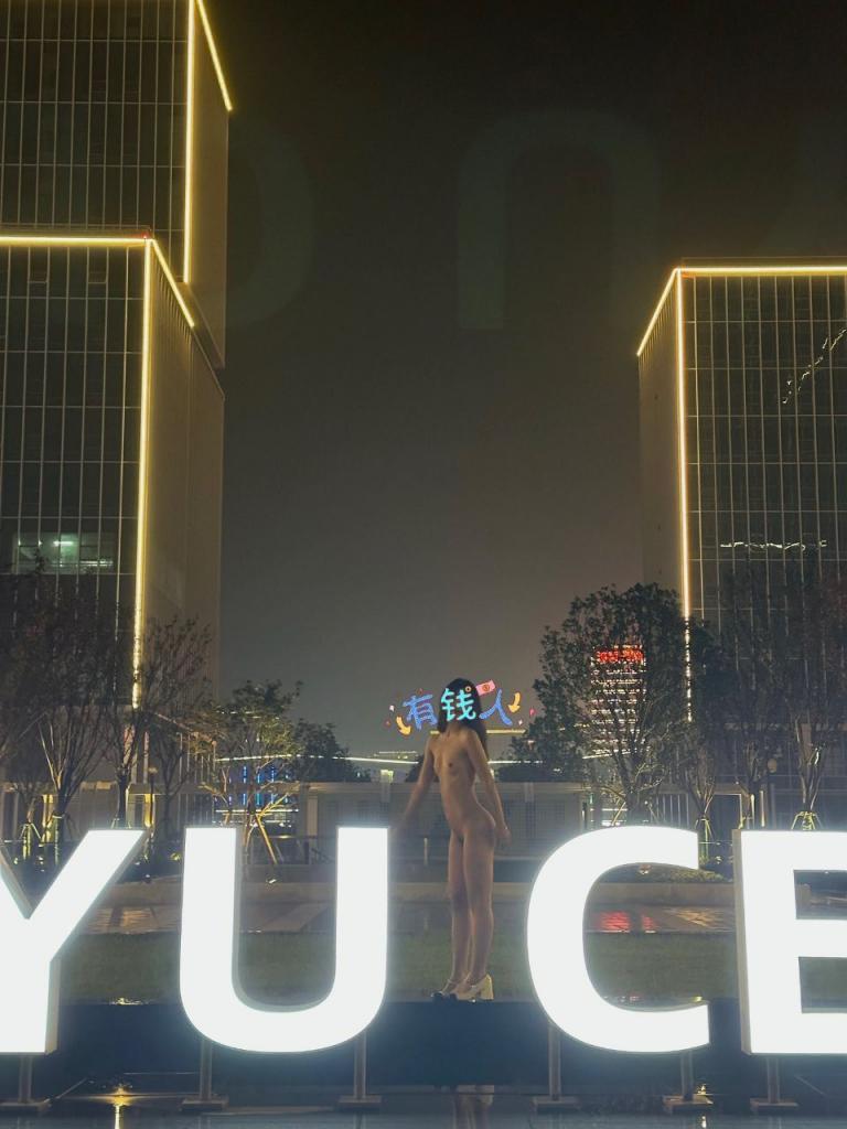 爱露出的xiao姐姐