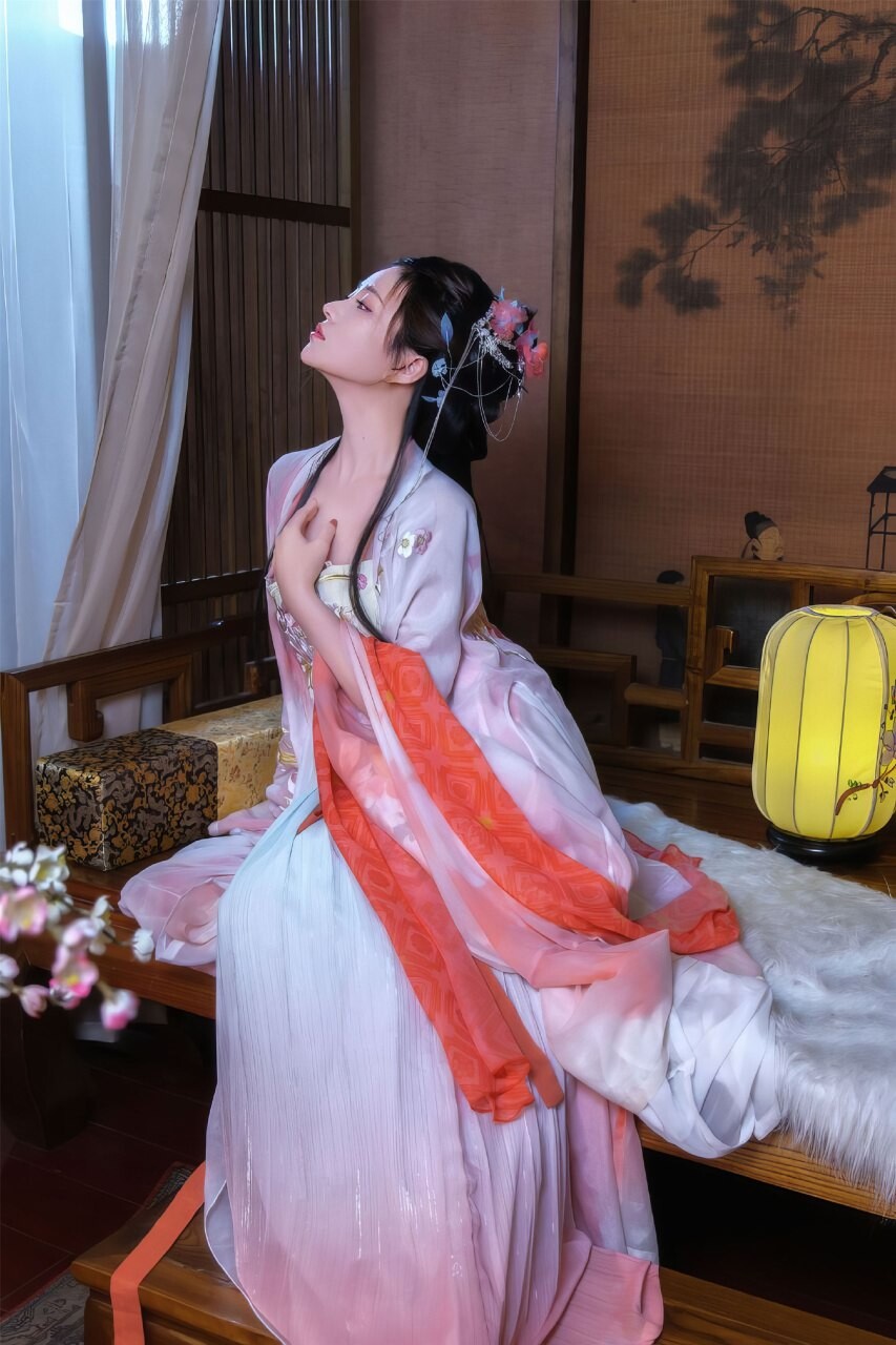 霓裳，橙白绽放花之美人
