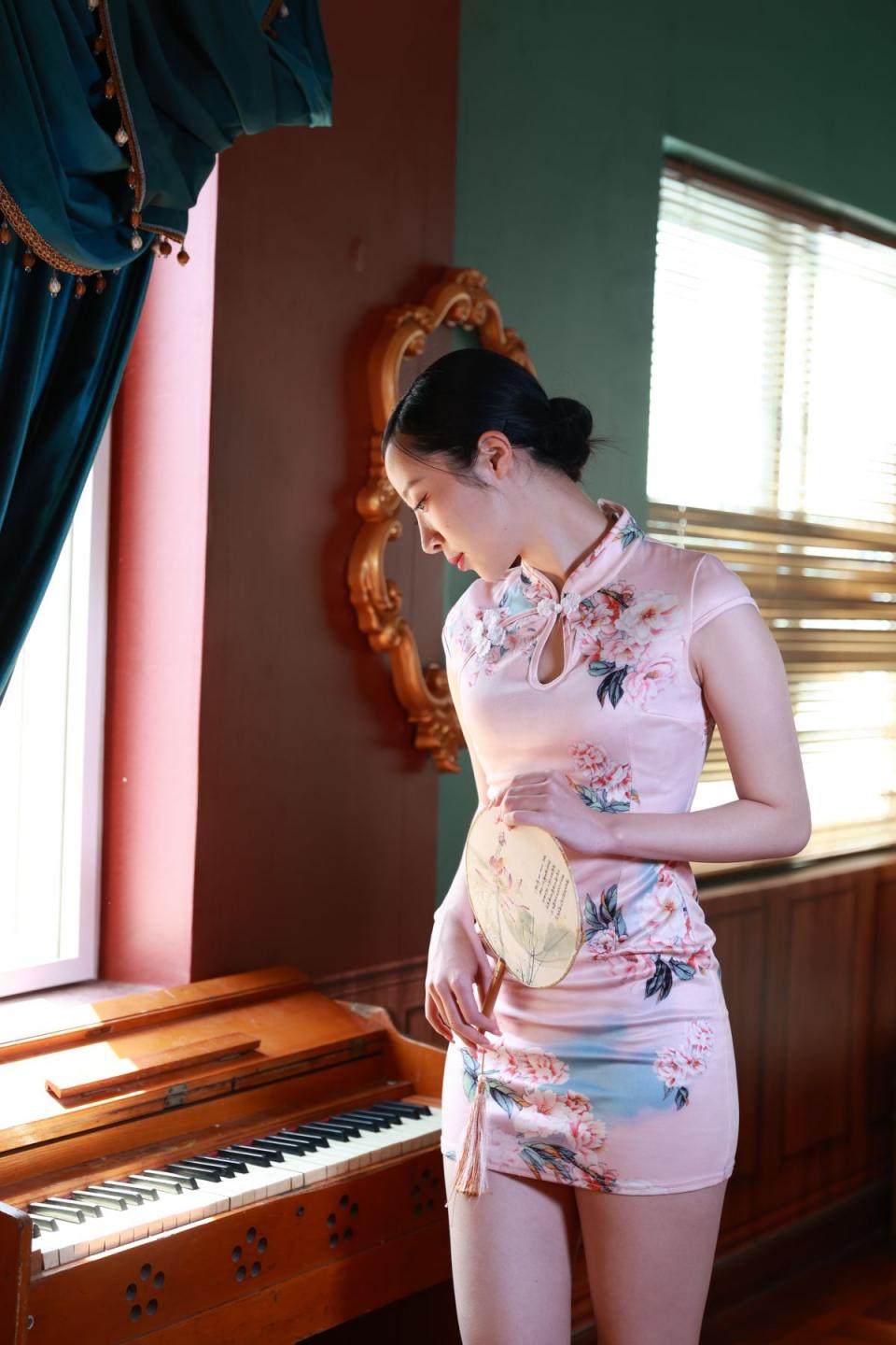 旗袍少妇能感觉到那份美妙不