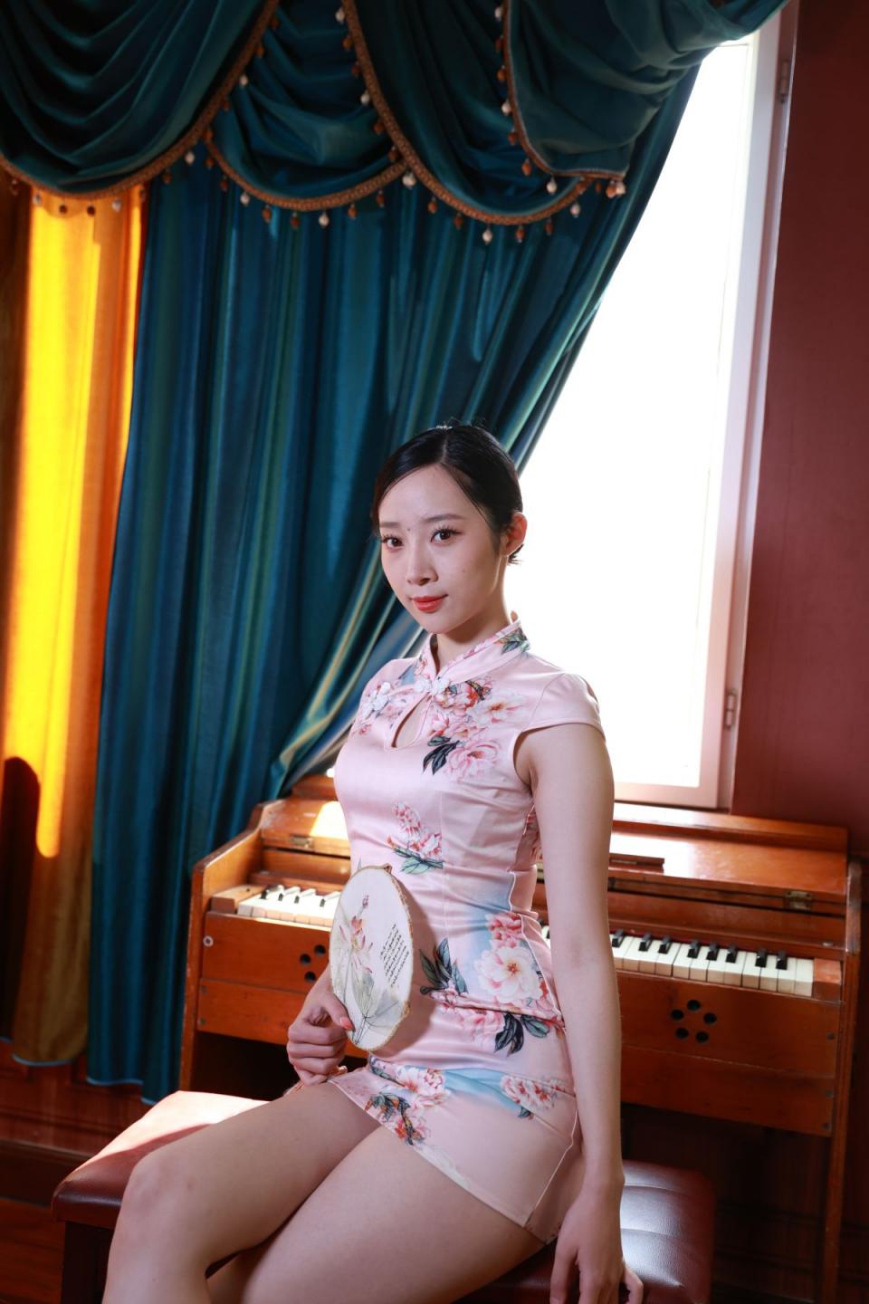 旗袍少妇能感觉到那份美妙不