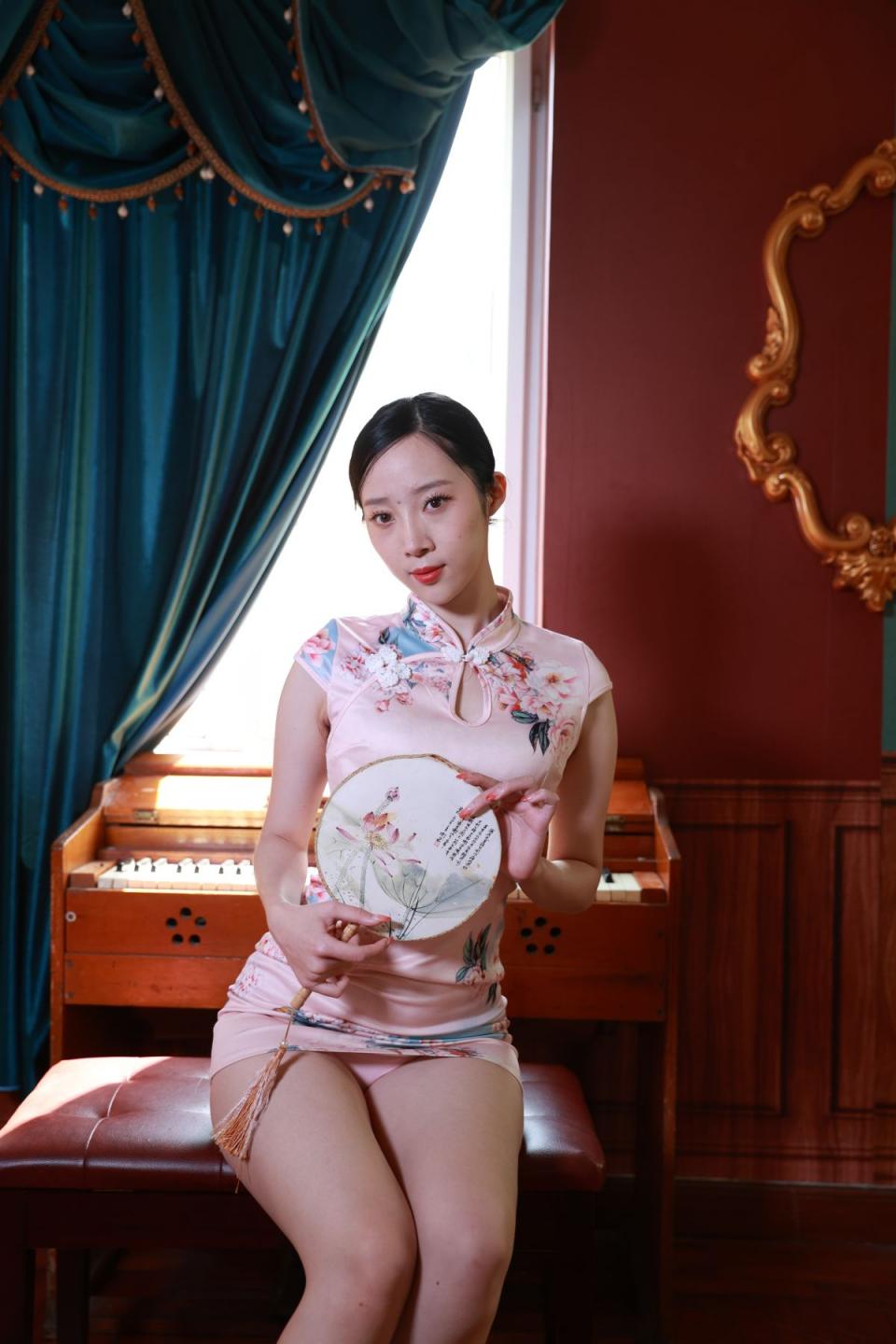 旗袍少妇能感觉到那份美妙不