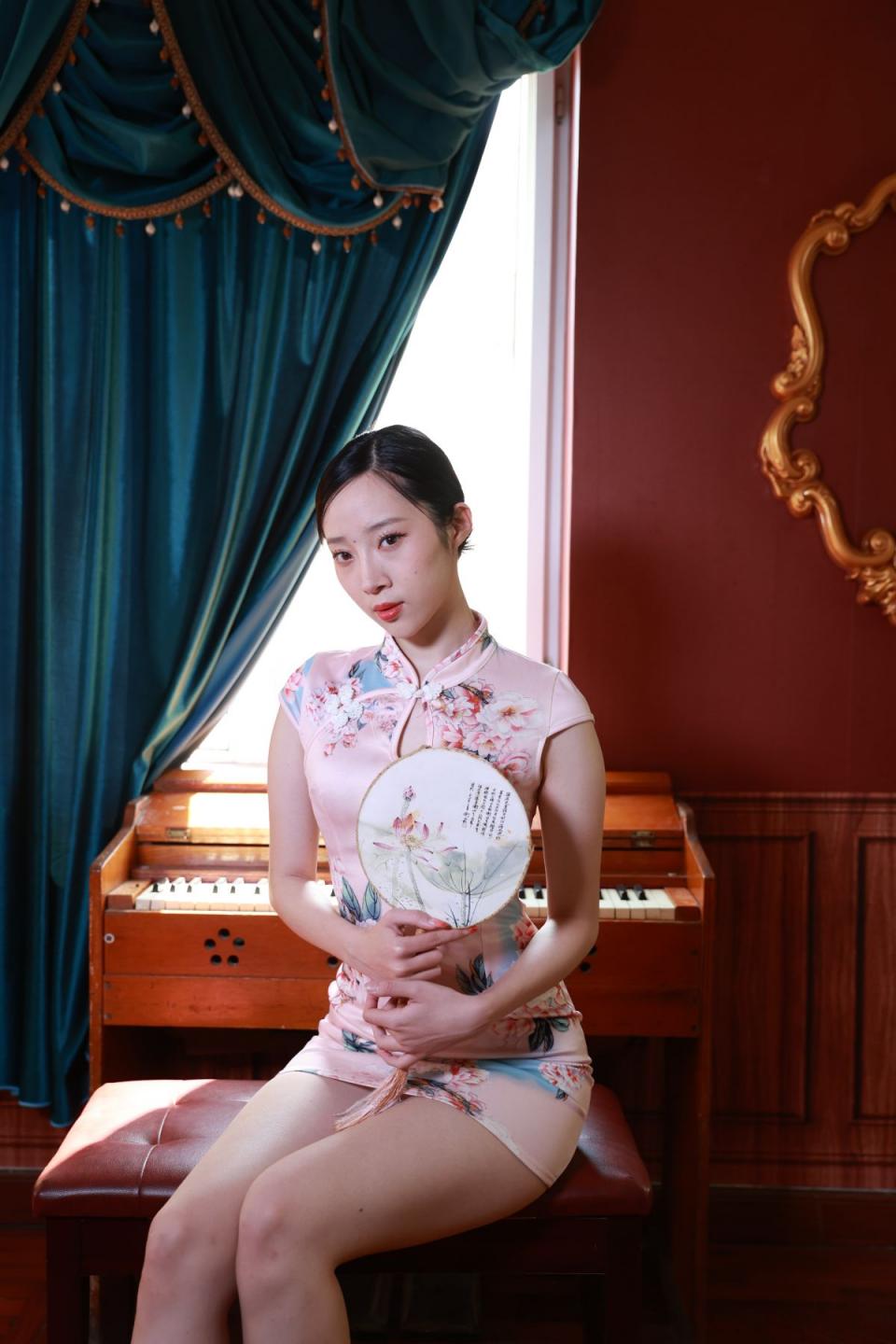 旗袍少妇能感觉到那份美妙不