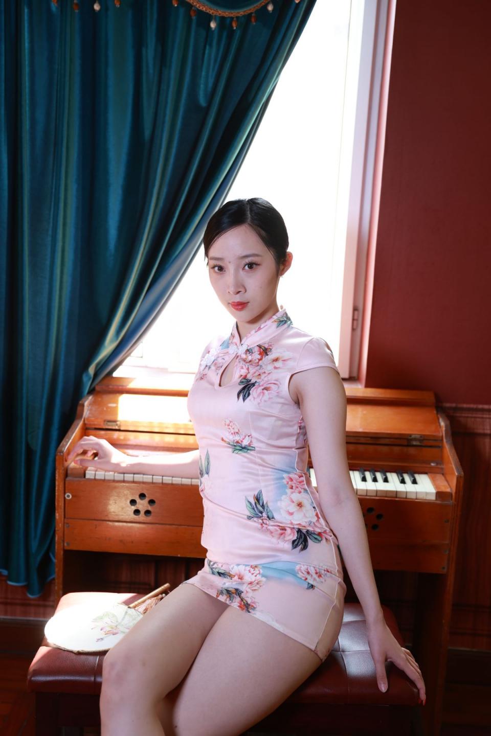 旗袍少妇能感觉到那份美妙不