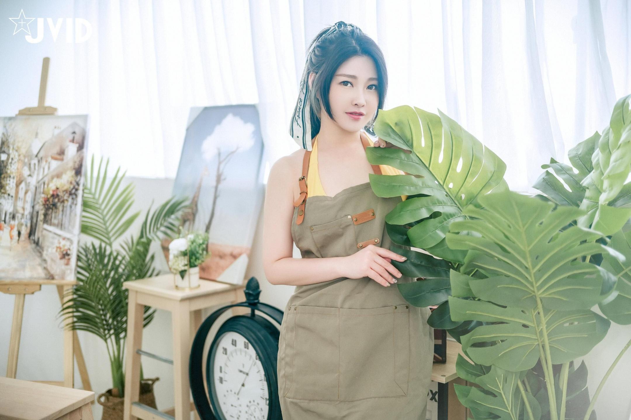 画室巨乳学生狂开腿，她真的好湿