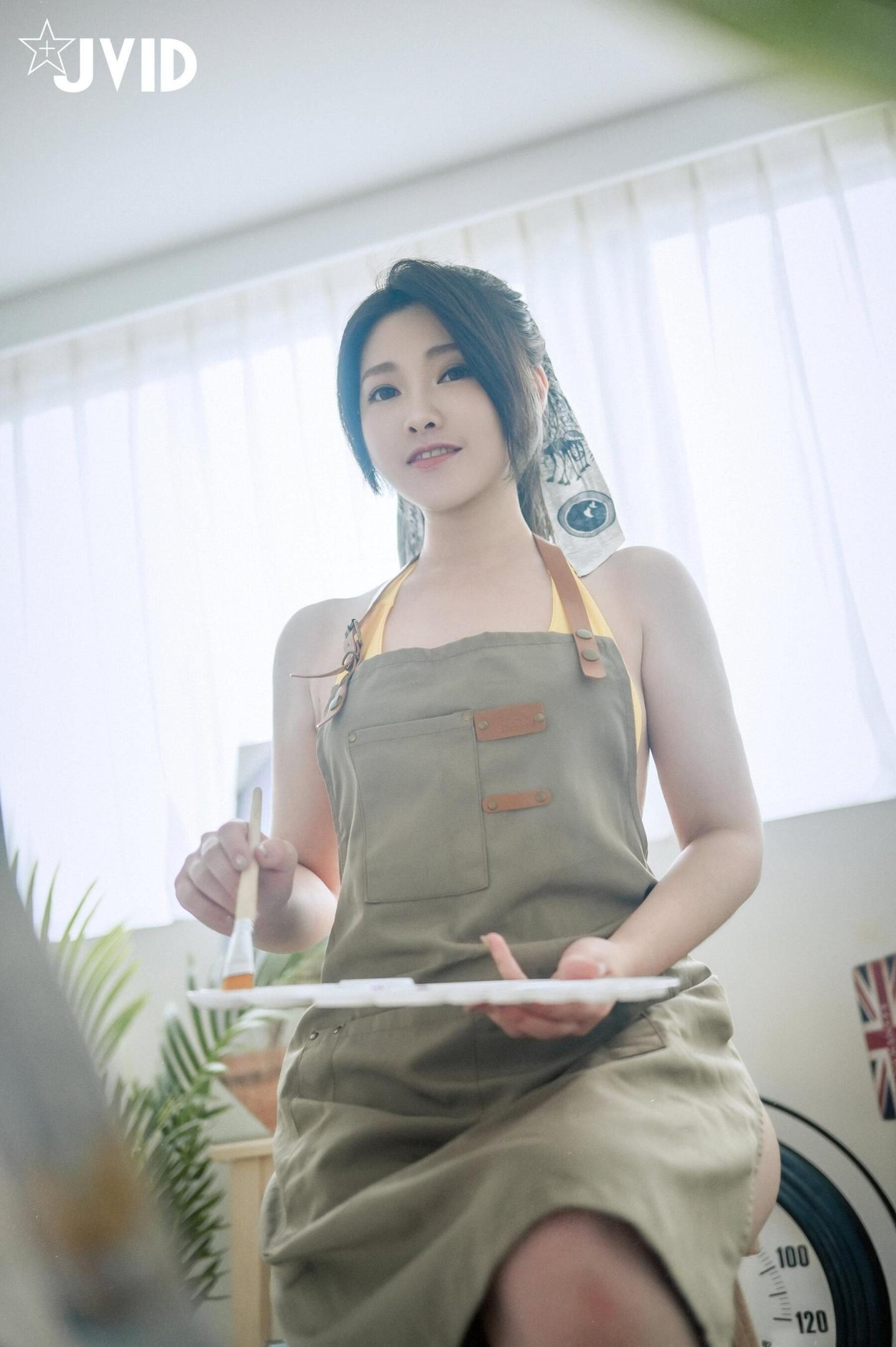 画室巨乳学生狂开腿，她真的好湿