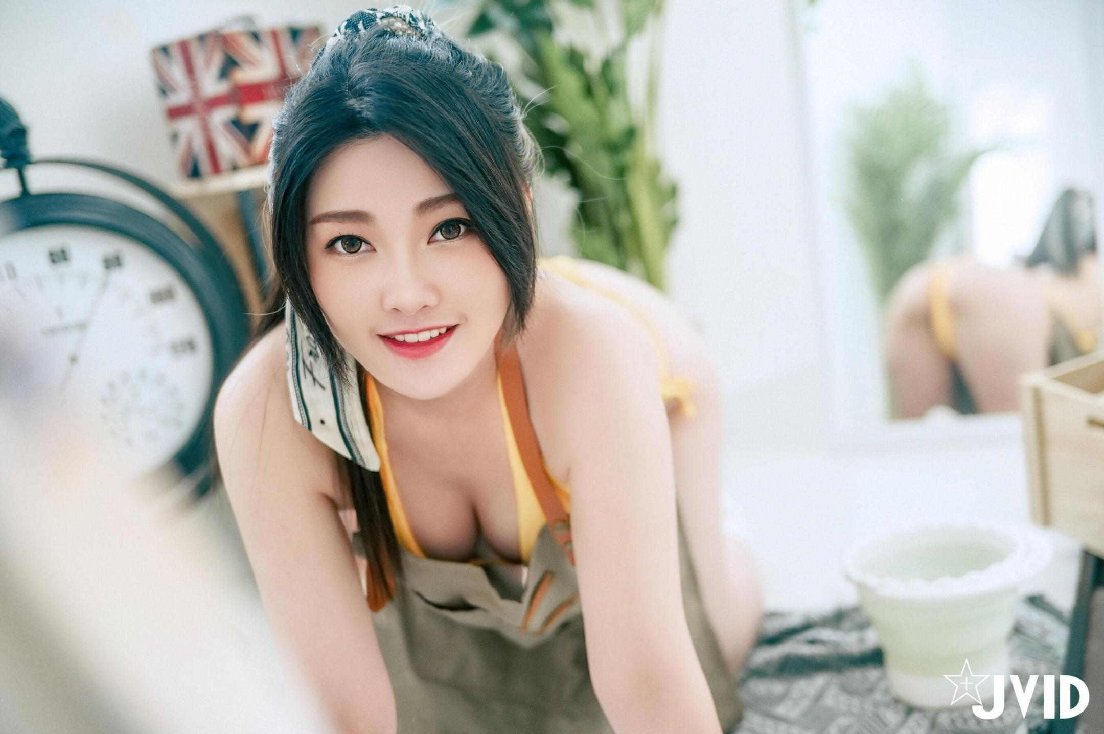 画室巨乳学生狂开腿，她真的好湿