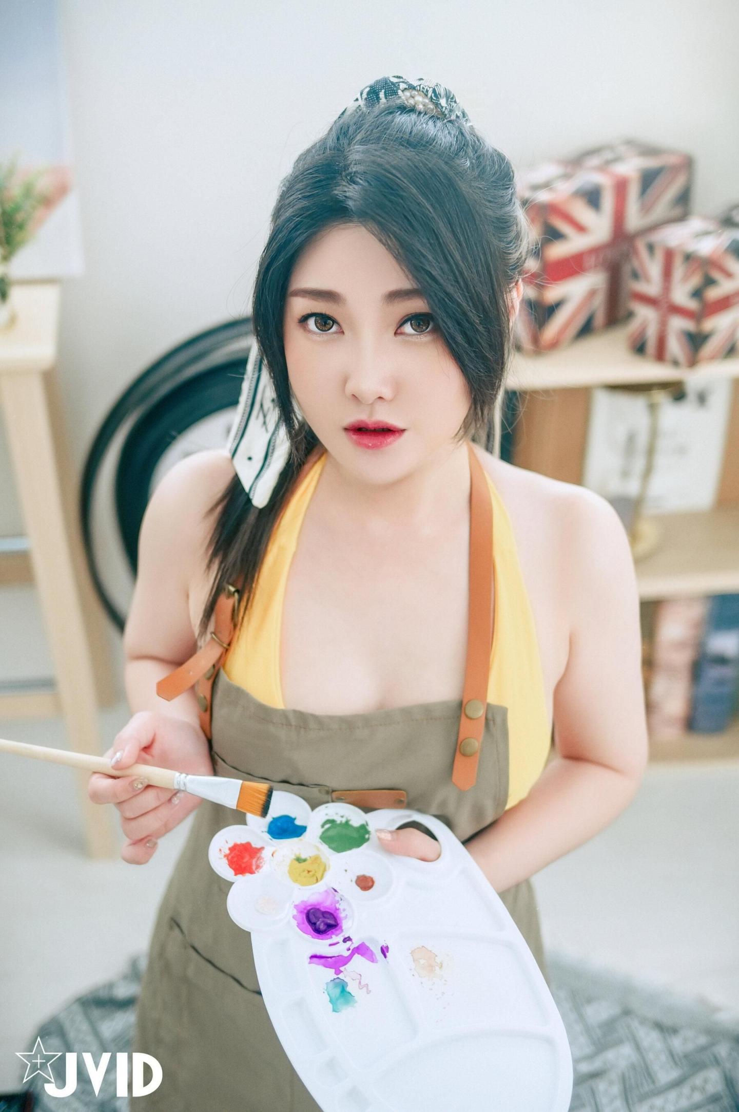 画室巨乳学生狂开腿，她真的好湿