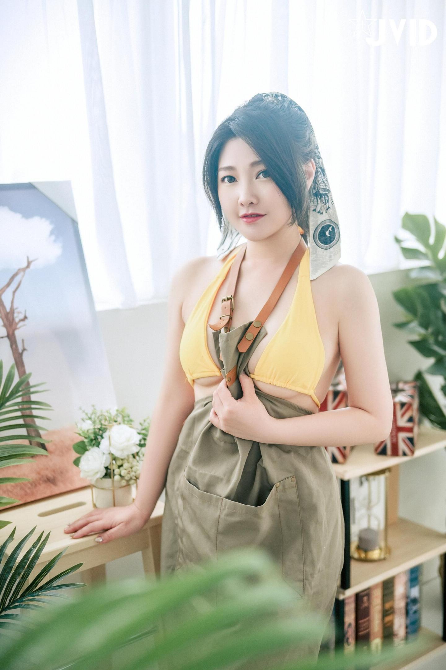 画室巨乳学生狂开腿，她真的好湿