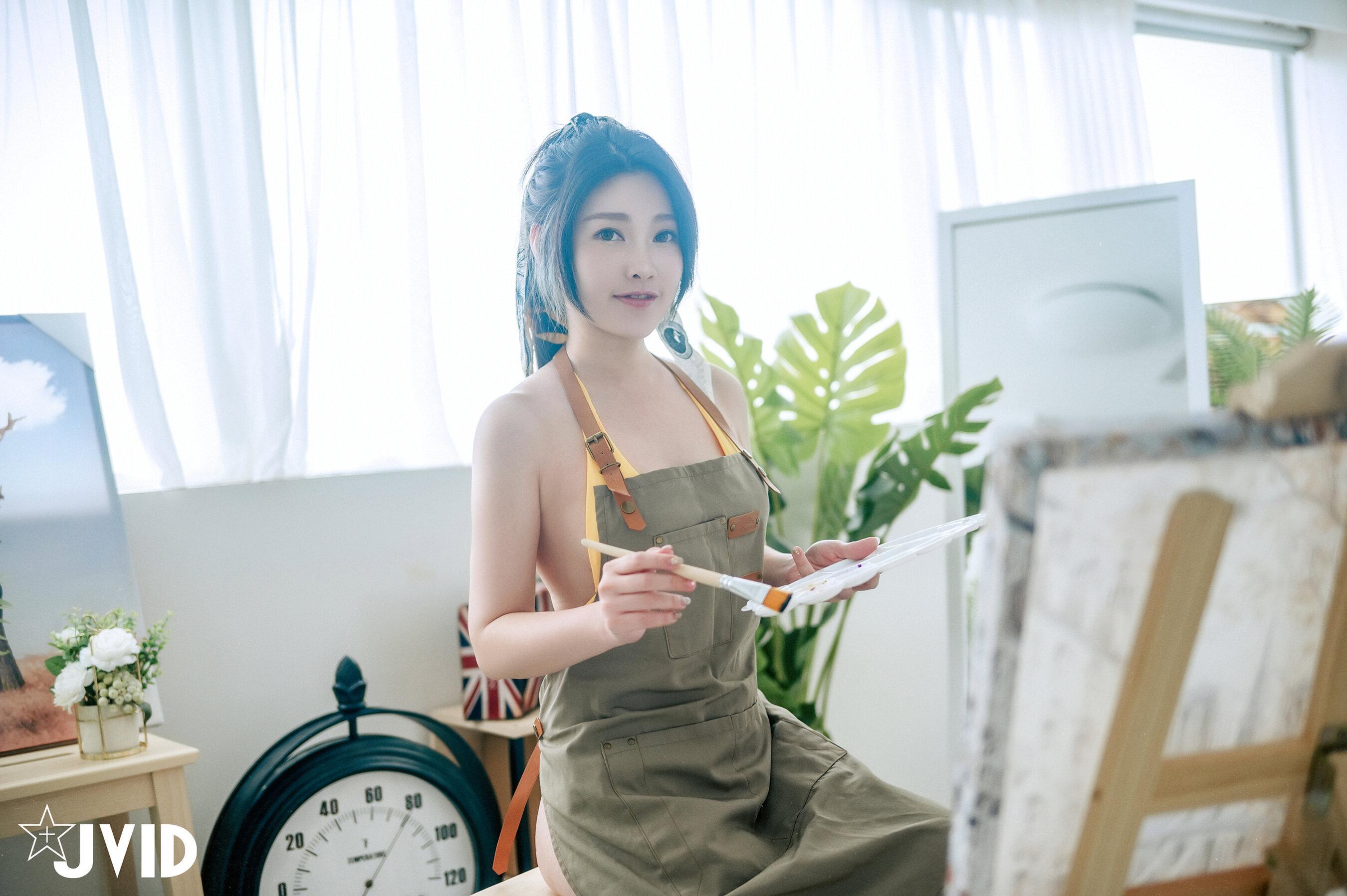 画室巨乳学生狂开腿，她真的好湿