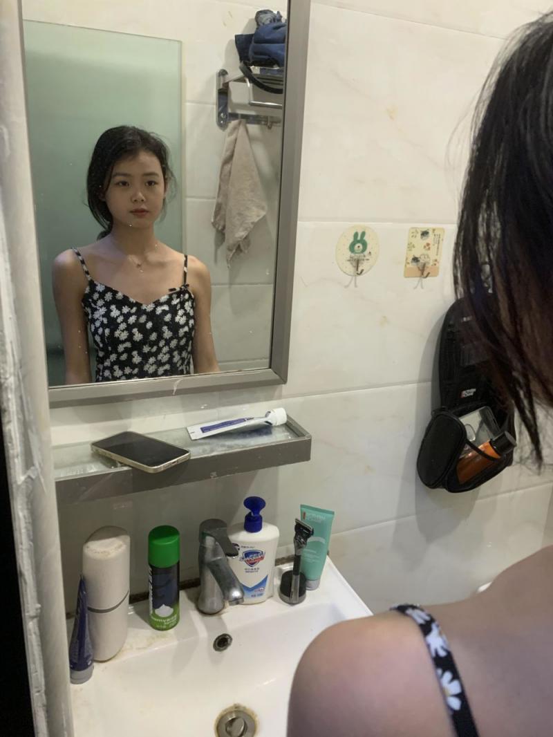 清纯到极致的碎花裙少女