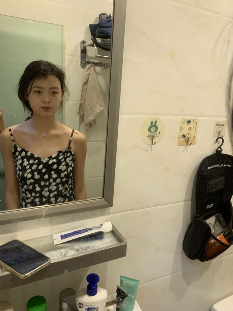 清纯到极致的碎花裙少女