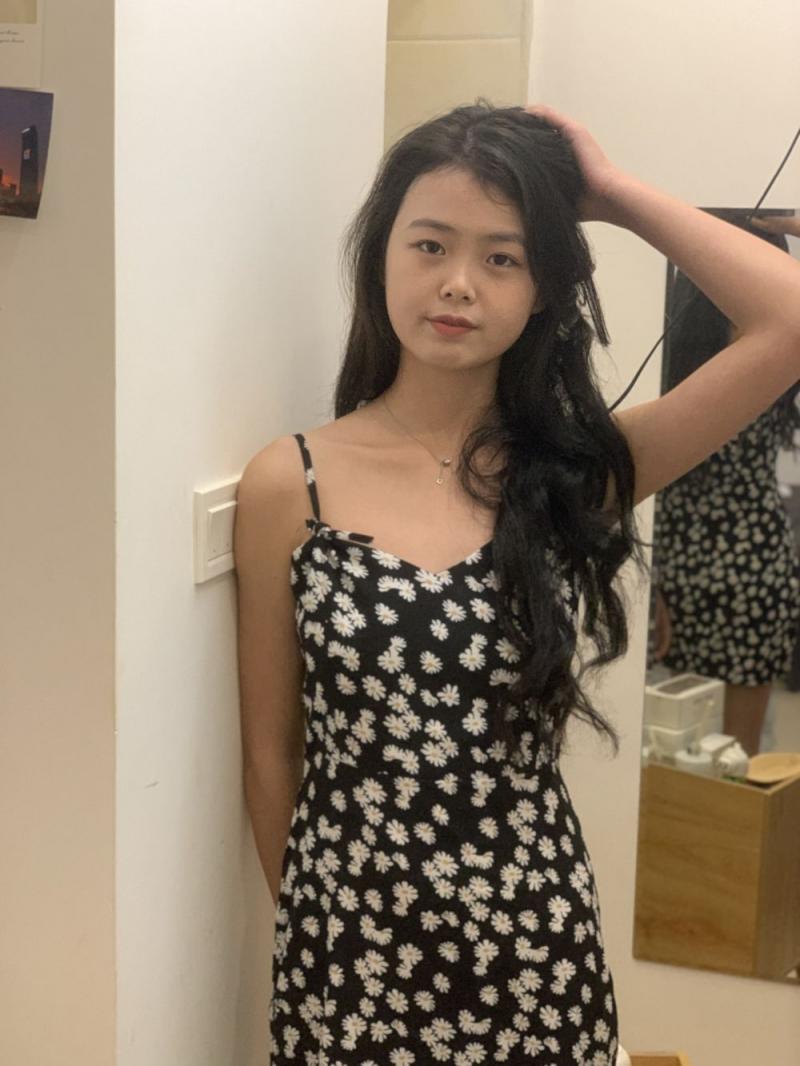 清纯到极致的碎花裙少女