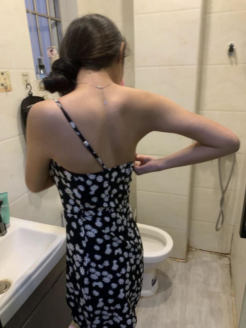 清纯到极致的碎花裙少女