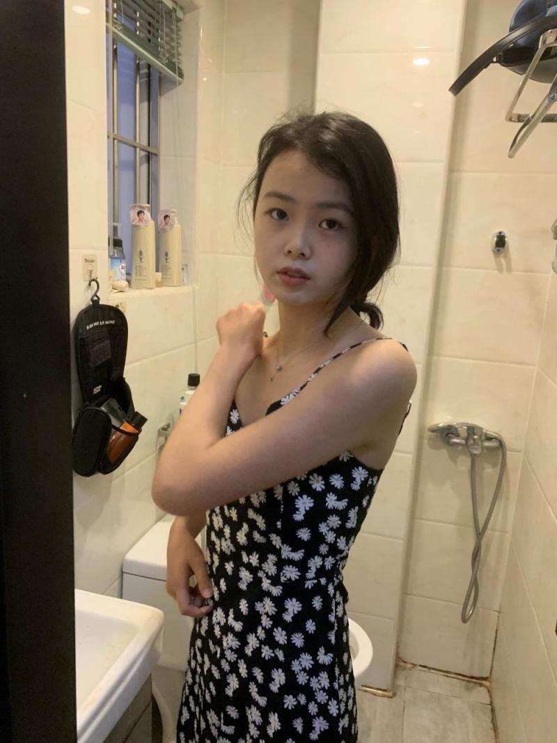 清纯到极致的碎花裙少女