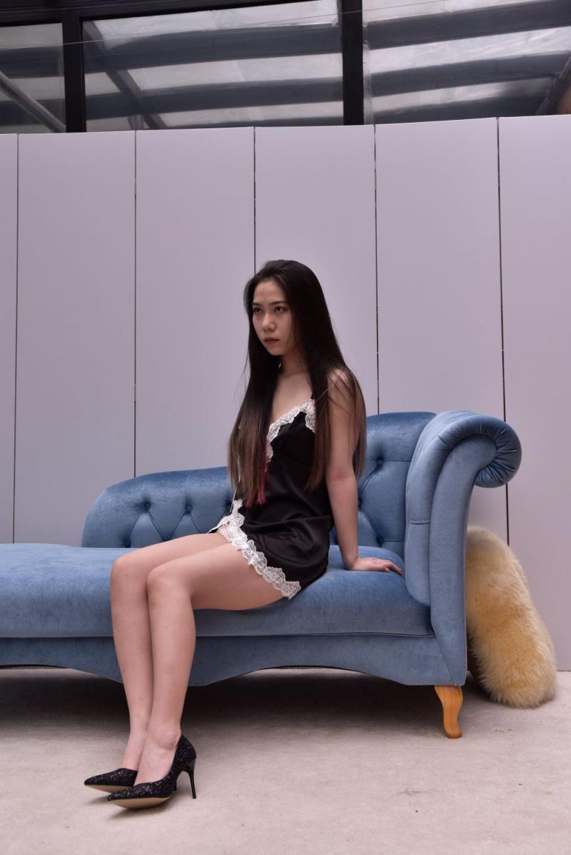 沙发上小姐姐气质真不错