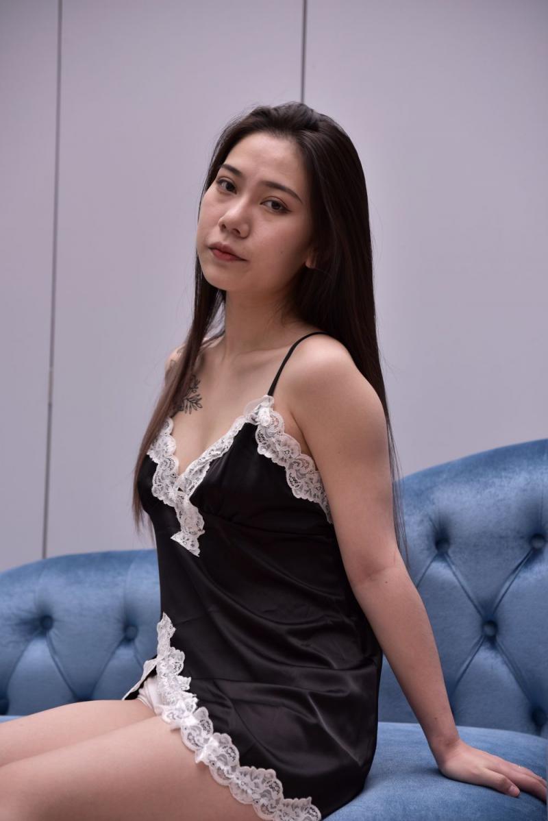 沙发上小姐姐气质真不错