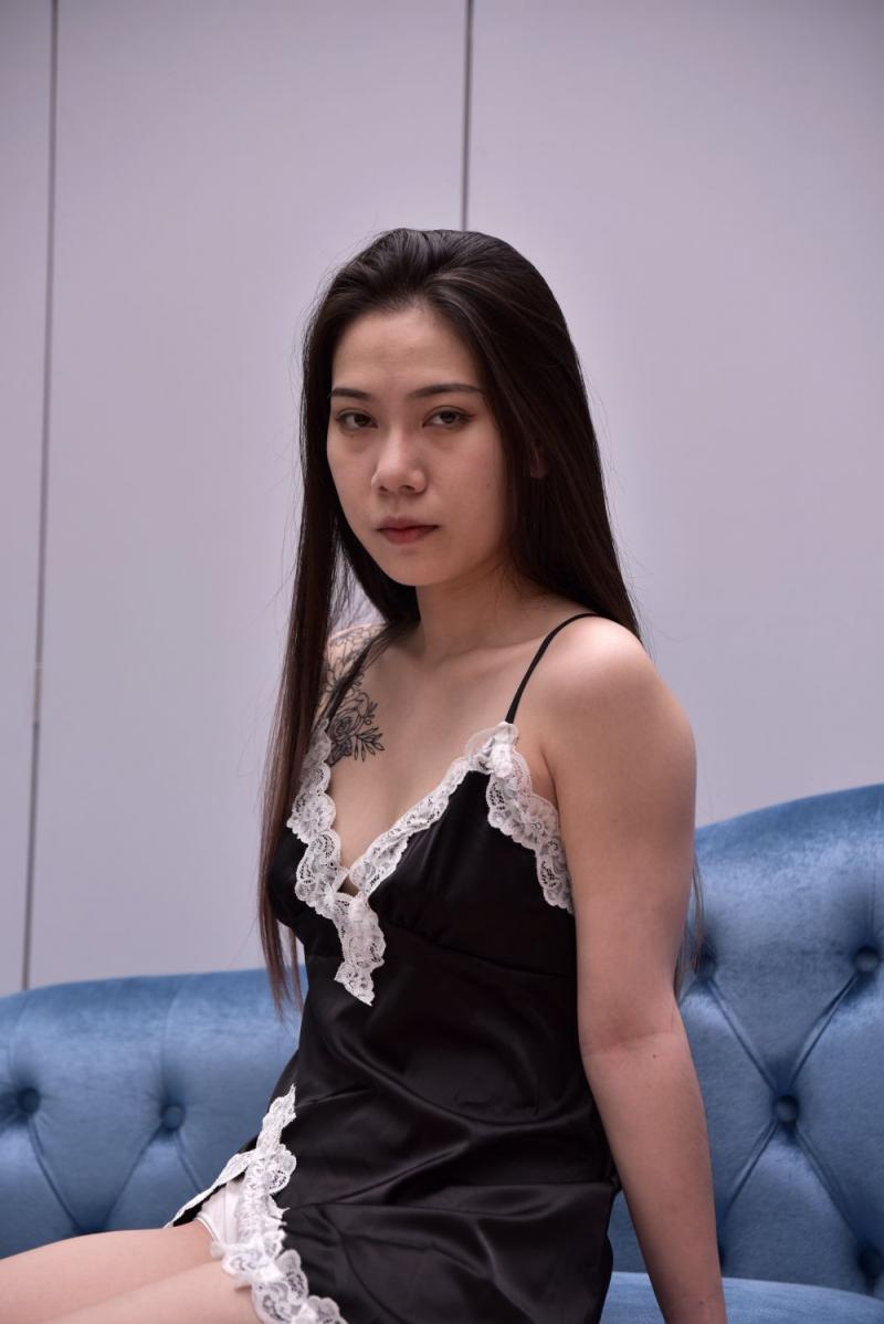 沙发上小姐姐气质真不错