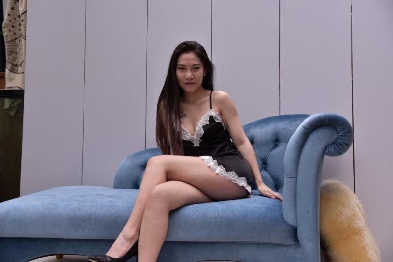 沙发上小姐姐气质真不错